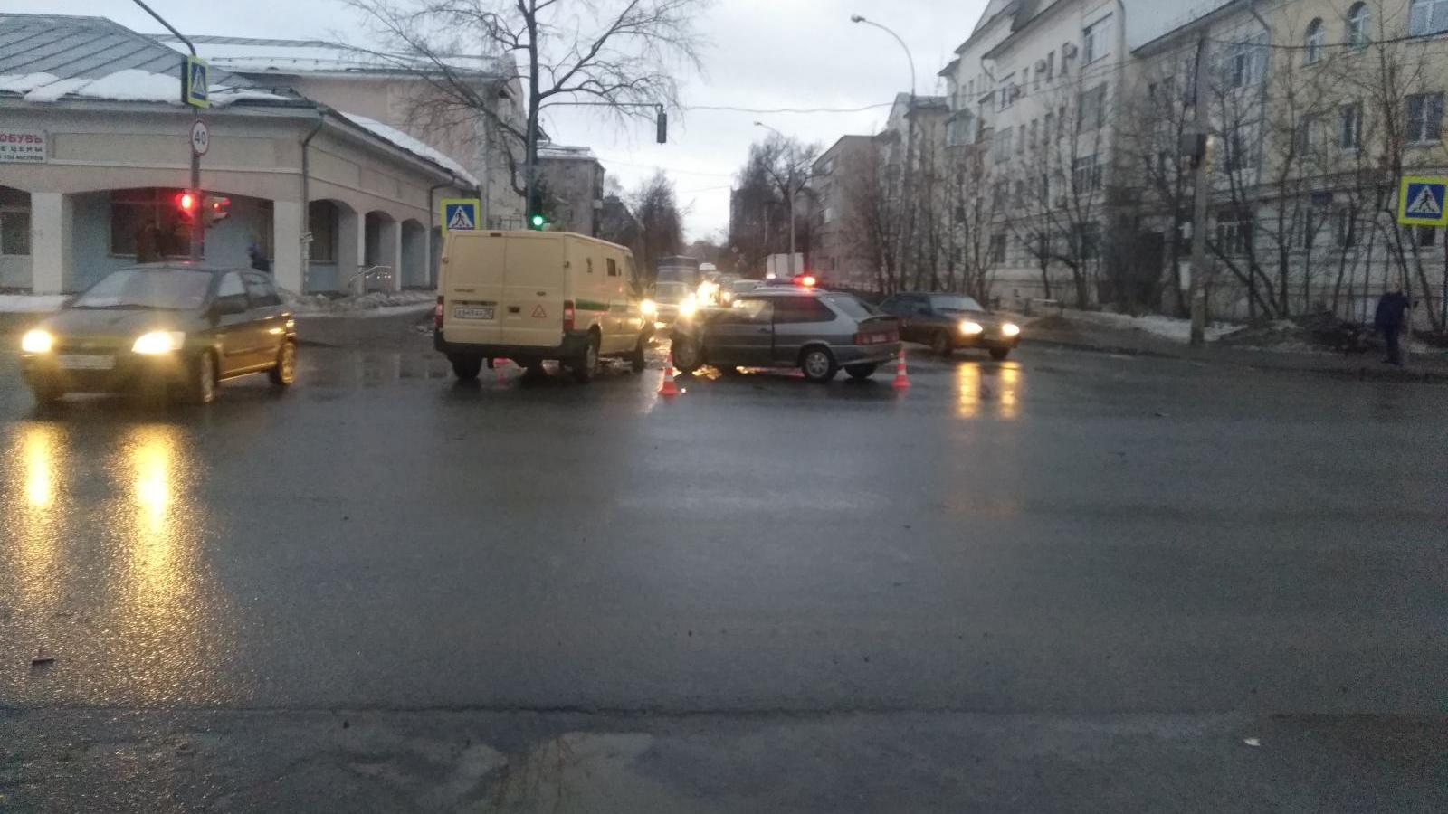В Вологде автомобиль инкассаторов и ВАЗ не поделили перекресток