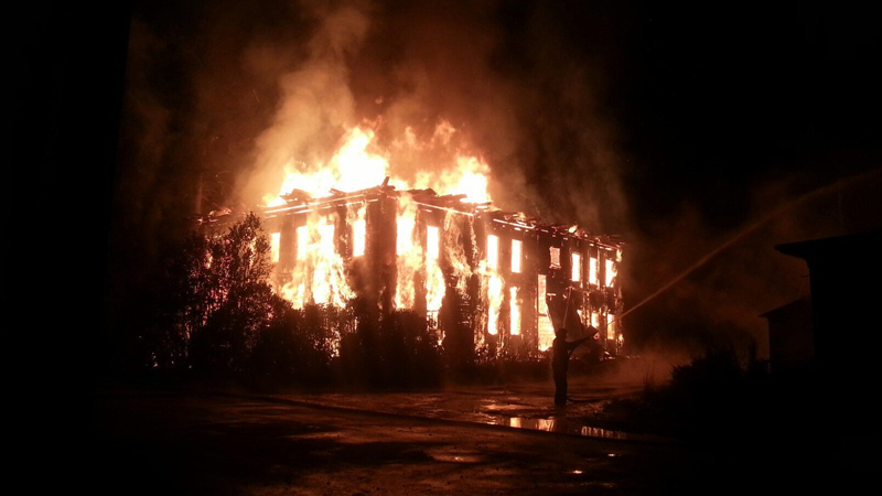 Деревянный дом сгорел в Тотьме