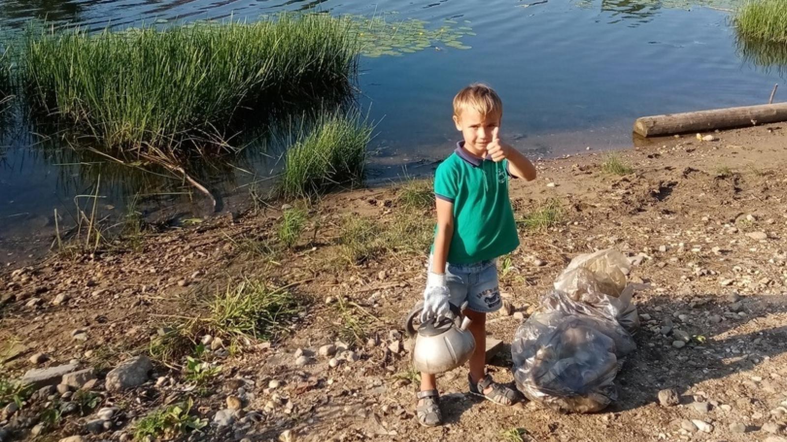 7-летний мальчик прибрал берег Вологды