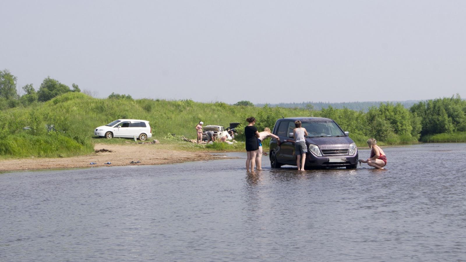 В Череповце 14 водителей оштрафовали за парковку у реки