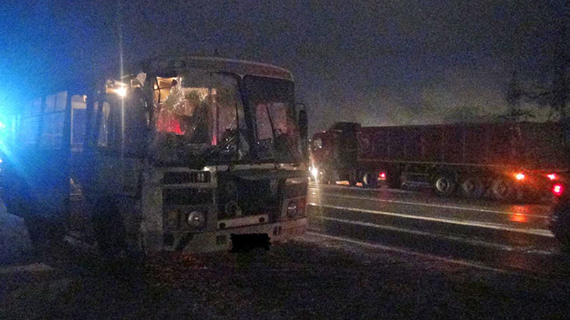 В Вологодской области грузовик въехал в пассажирский автобус
