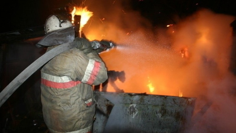 В Череповце загорелись две припаркованные фуры