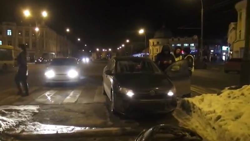 Пьяный автомобилист въехал в сугроб на улице Мира