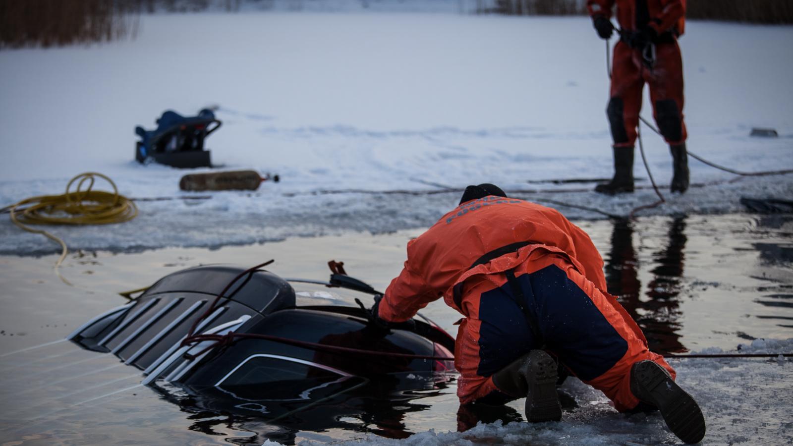 Утонули автомобили. Утонула машина под лед. Машина провалилась под лед.
