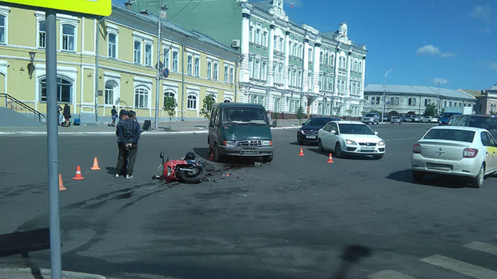  Мотоциклист попал под колеса микроавтобуса в центре Вологды