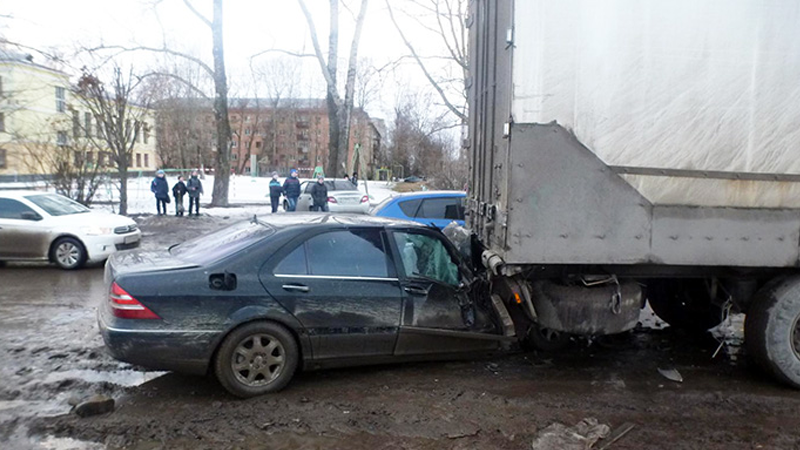 В Вологде водитель без прав протаранил грузовик