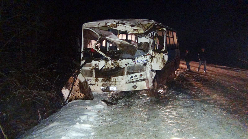 В Грязовецком районе столкнулись автобус и трактор