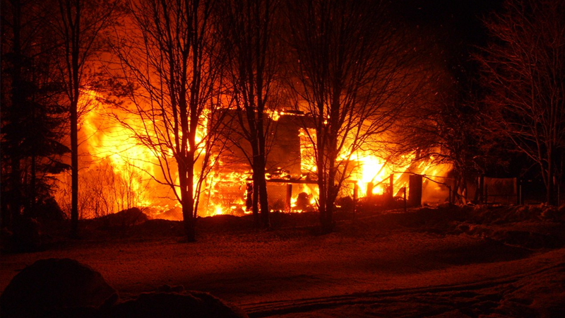 В Харовском районе полностью сгорел жилой деревянный дом