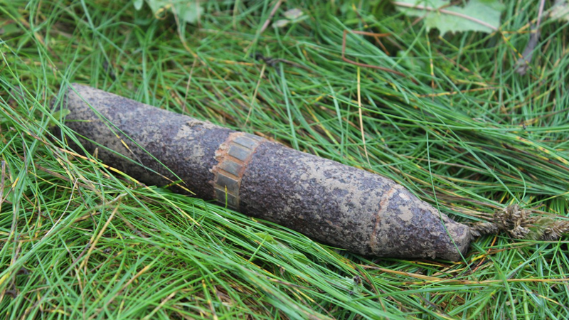 Мужчина откопал в своем огороде артиллерийский снаряд времен ВОВ