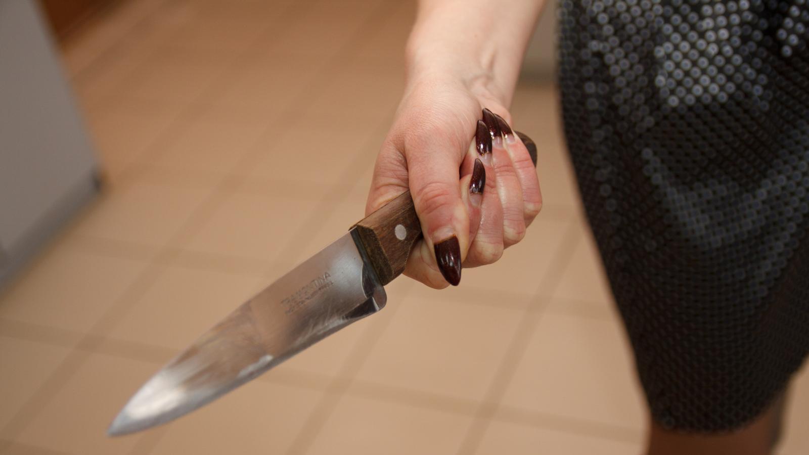 Берегитесь женщин: женщина ударила своего приятеля ножом в бок