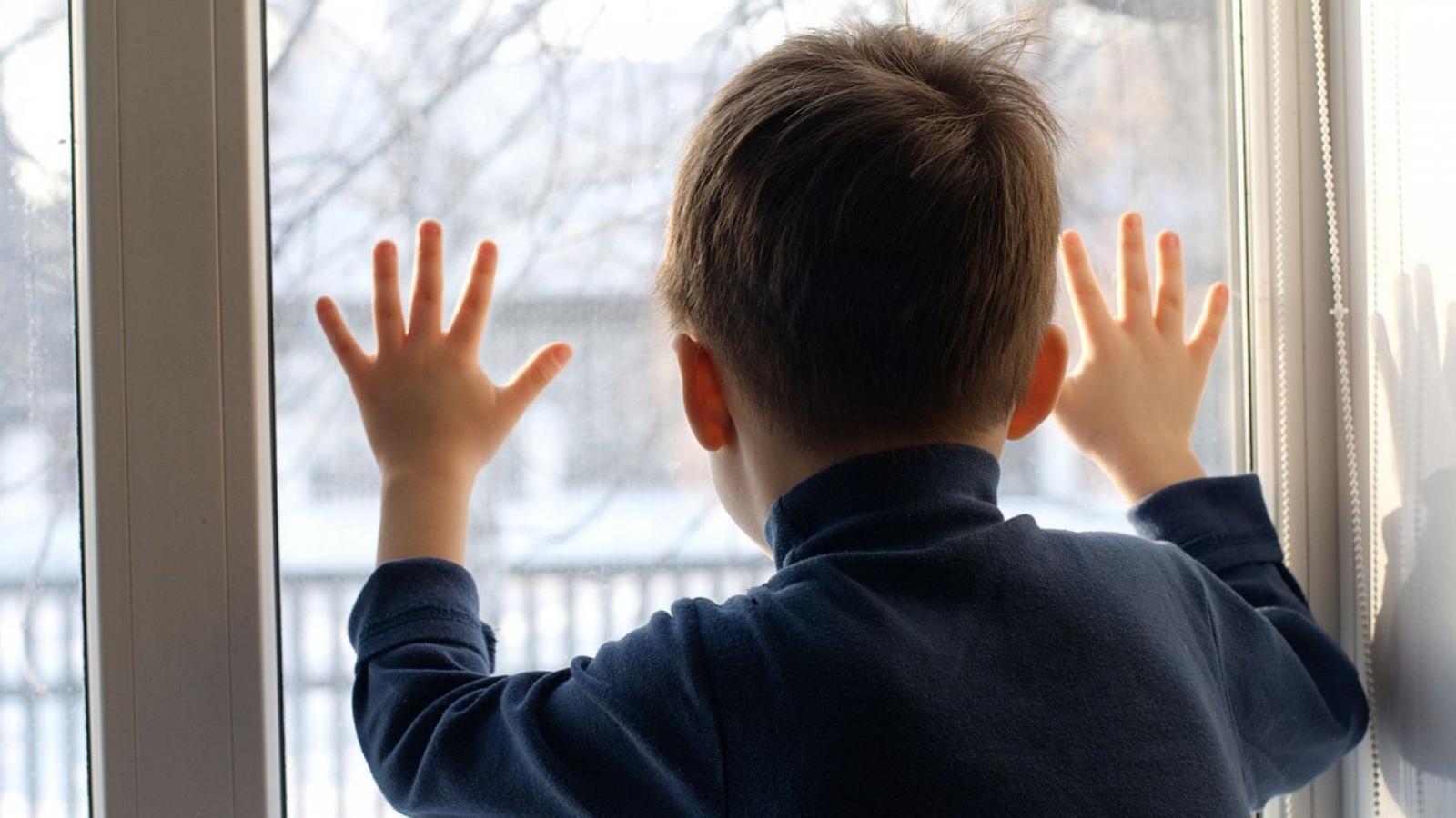 В Череповце 5-летний малыш едва не выпал из окна