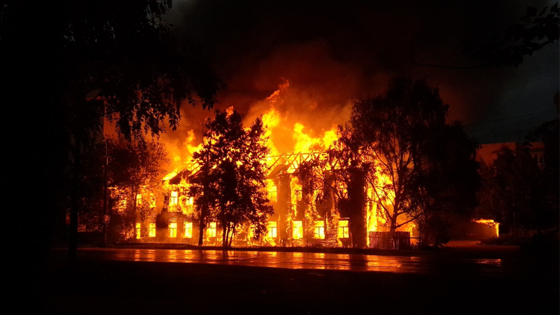 В Вологде подожгли деревянный двухэтажный дом – он сгорел дотла