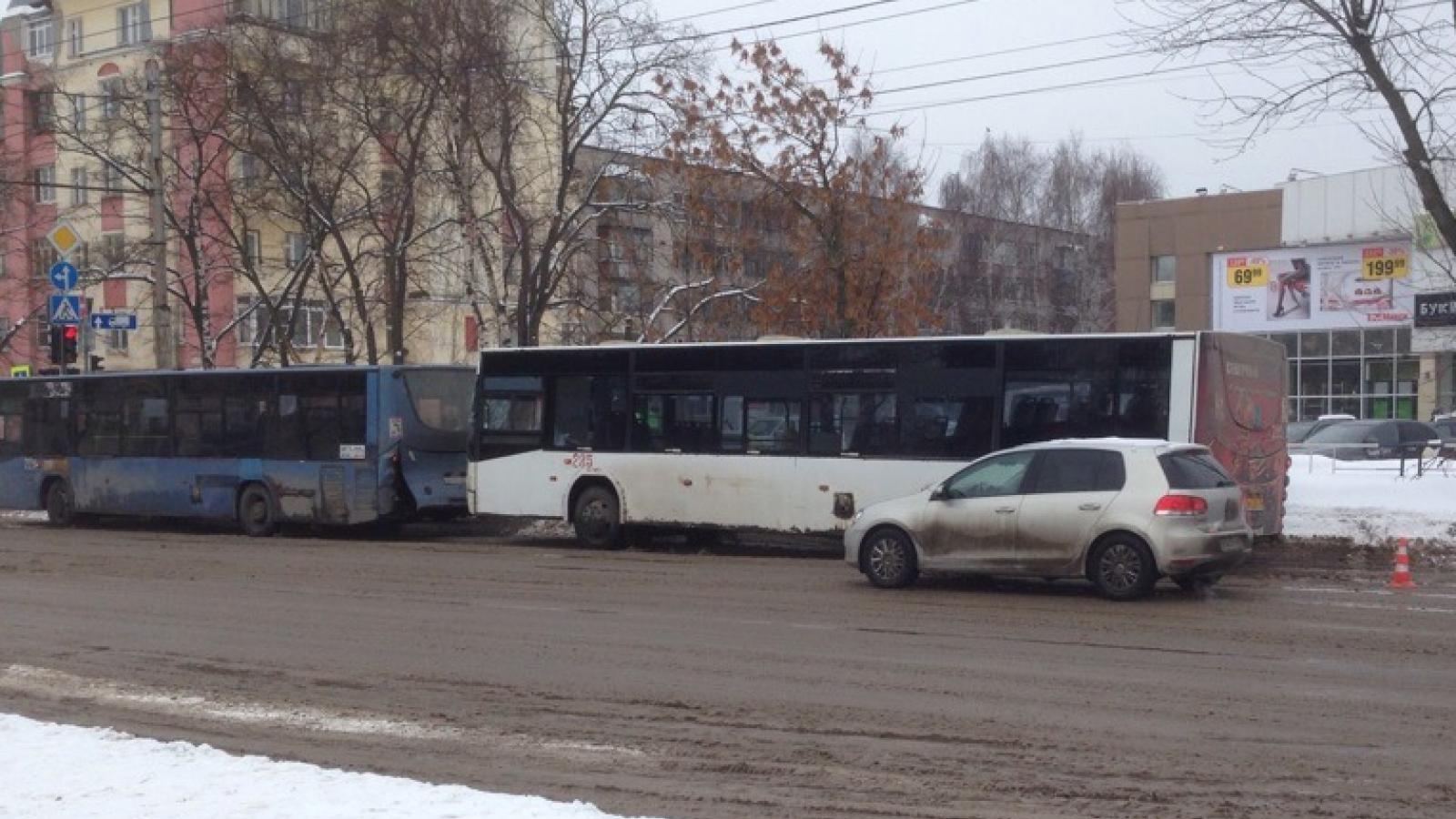 В Вологде произошло столкновение двух пассажирских автобусов