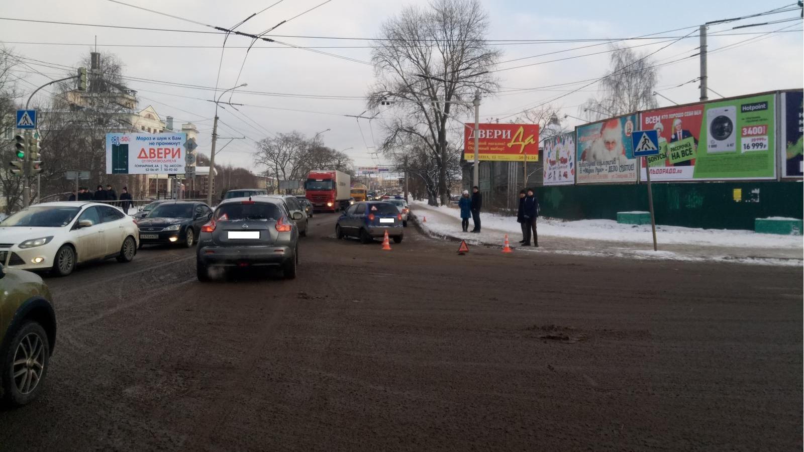 В Вологде машина и автобус не поделили перекресток