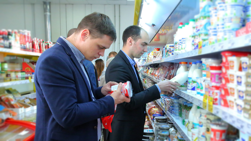 Две корзины просроченных продуктов набрал «Народный контроль» в Лукьяново