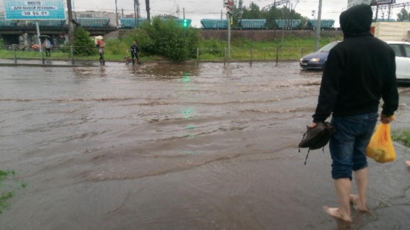 Вологда тонет: коммунальные службы города начали откачивать воду с затопленных участков