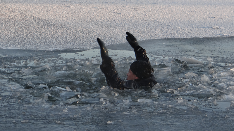 Двое мужчин провалились под лед в Кирилловском районе