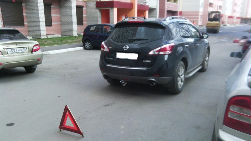 67-летнюю женщину во дворе Череповца сбил автомобиль, двигавшийся задним ходом