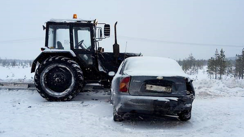 На трассе Вологда-Новая Ладога столкнулись 3 автомобиля и трактор