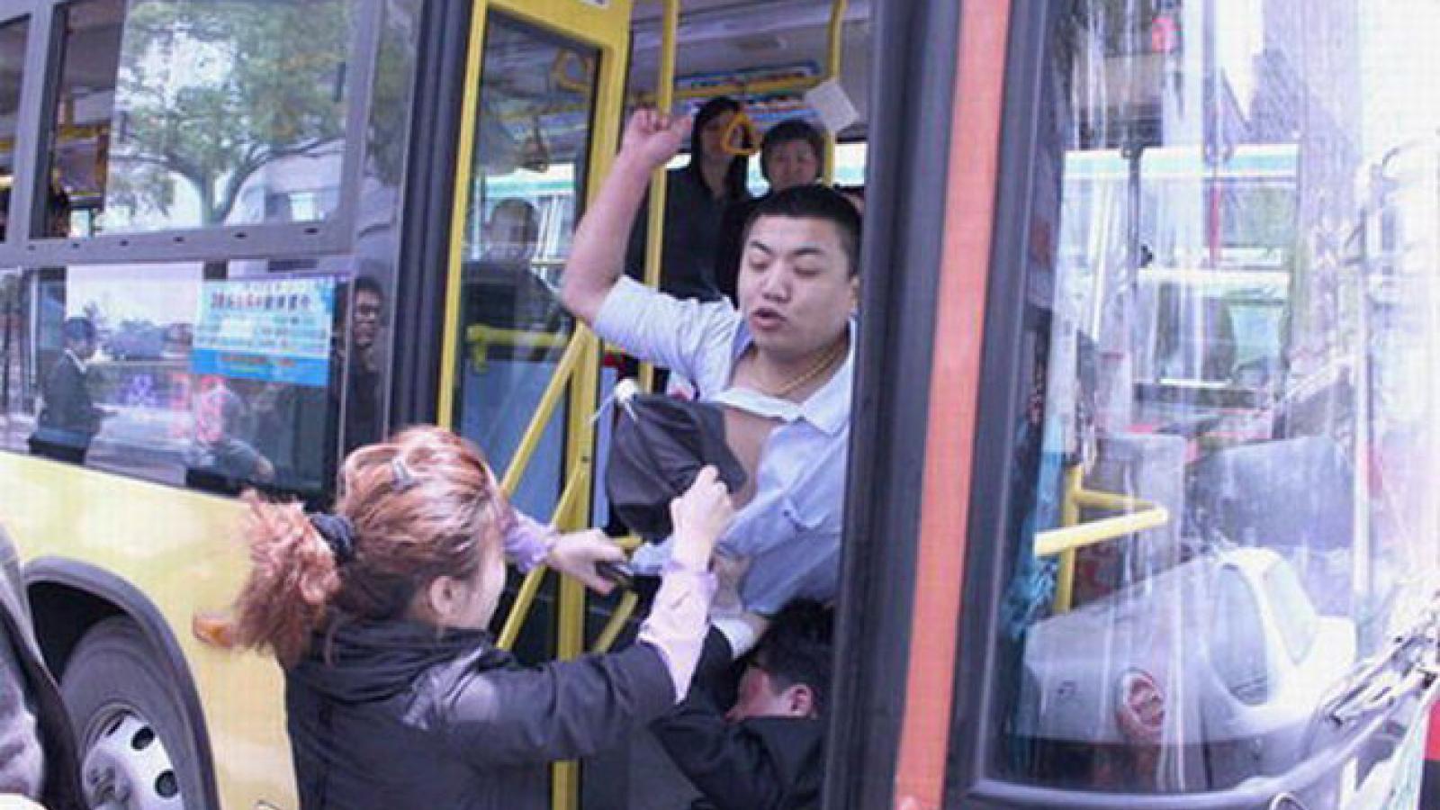 Агрессивный мужчина выкинул кондуктора из автобуса