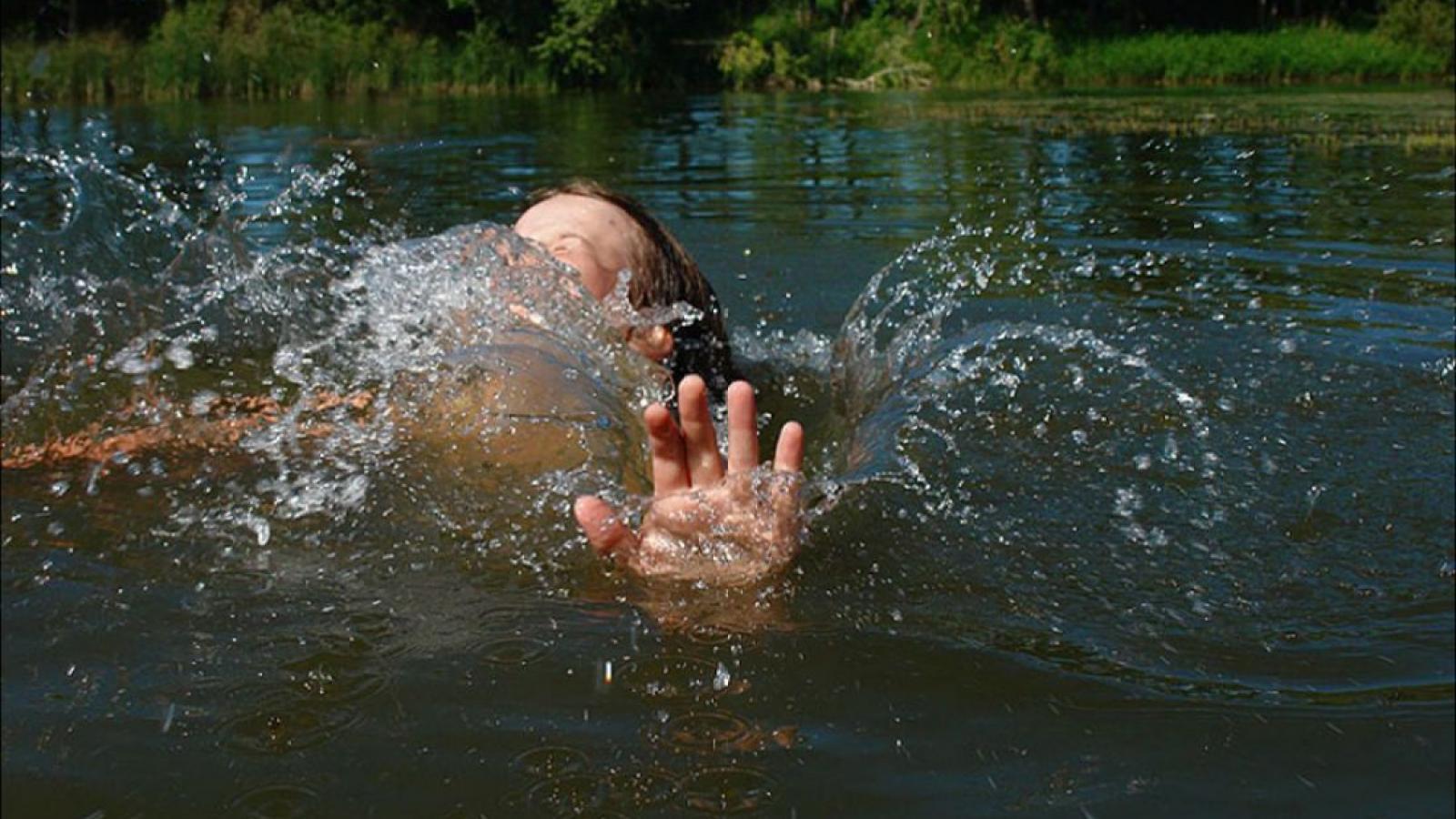 Человек выйдя из реки после купания даже. Девушка купается в пруду.