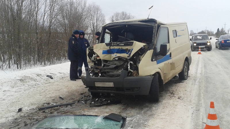 В Сокольском районе инкассаторская машина столкнулась с грузовиком