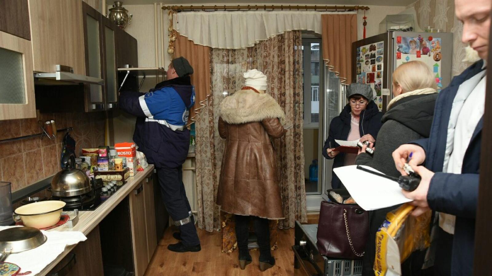 Жильцы возвращаются в свои квартиры после взрыва газа