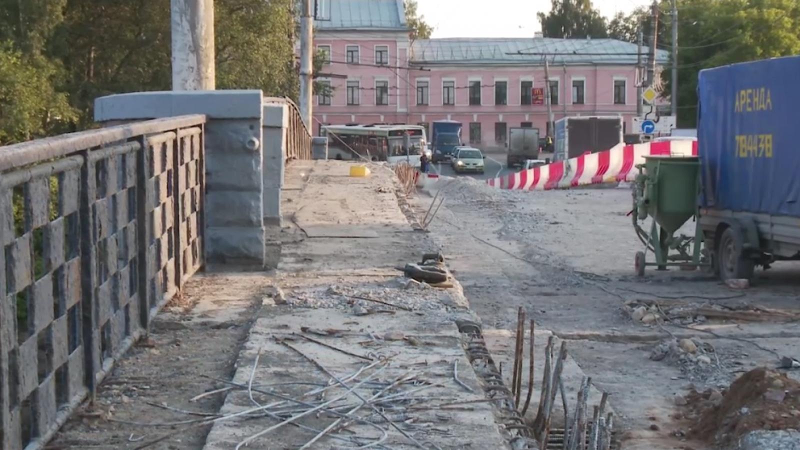 Строители остановили ремонт на Октябрьском мосту