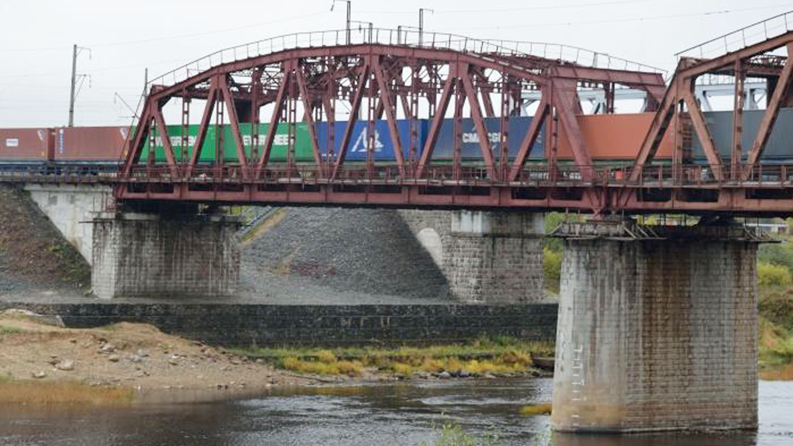 В Харовске 15-летний школьник скончался после падения с моста на электрические провода