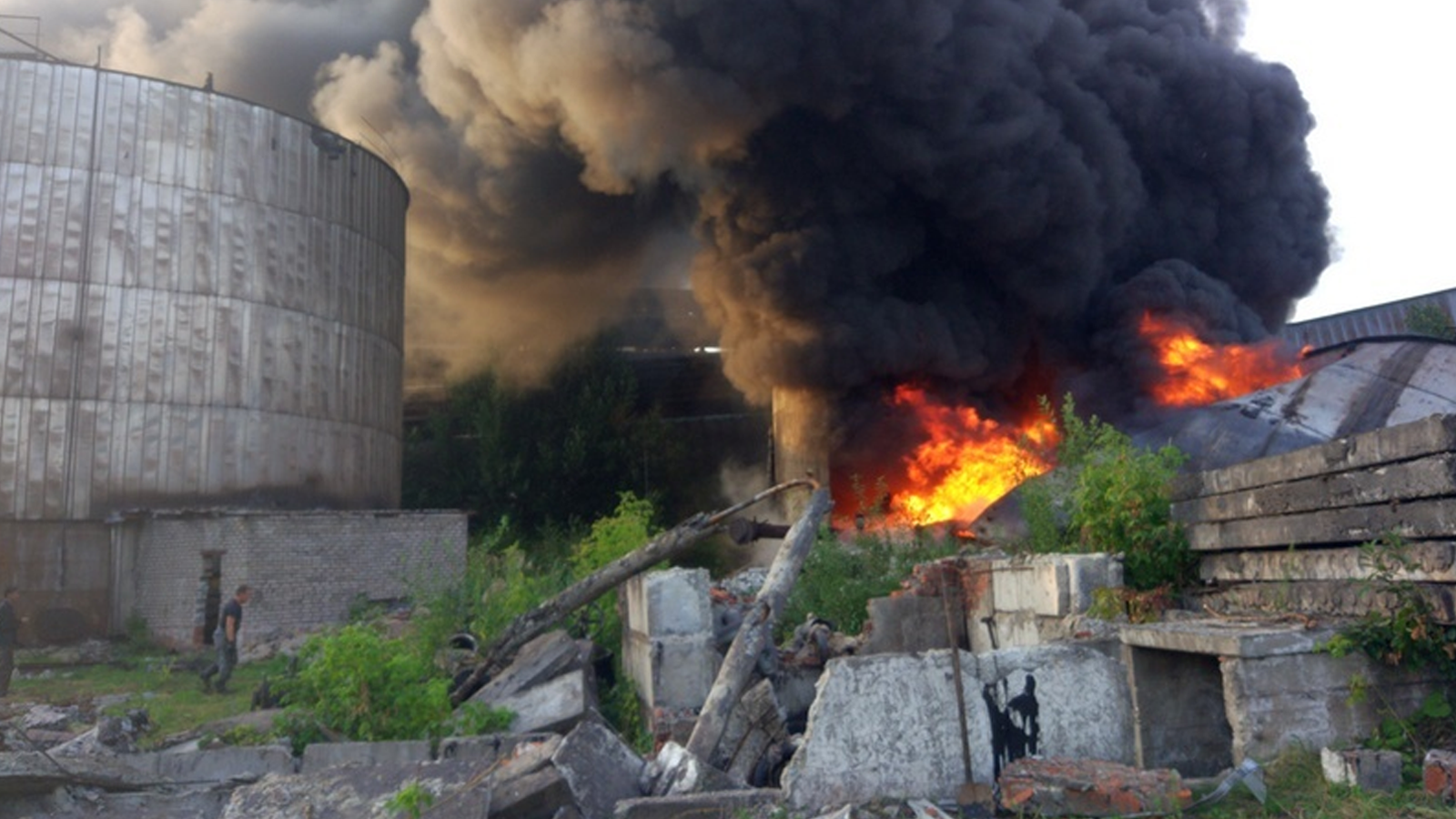 Крупный пожар произошел на старом мазутохранилище в Череповце