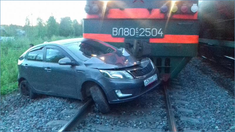 В Череповецком районе грузовой поезд протаранил легковушку