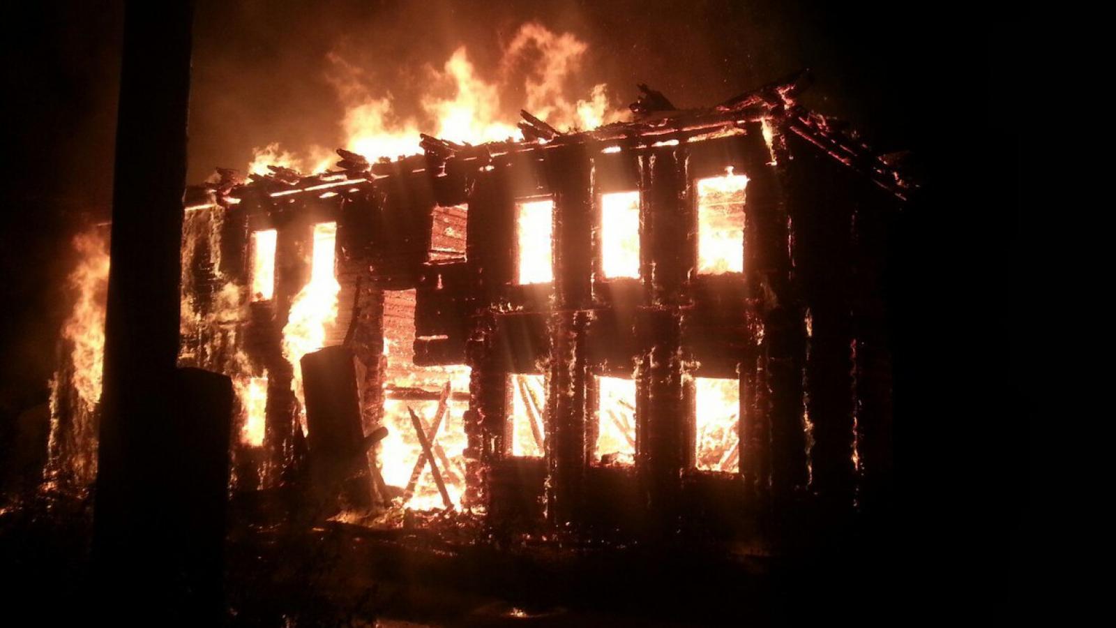 Двухэтажная дача сгорела в Вологодском районе