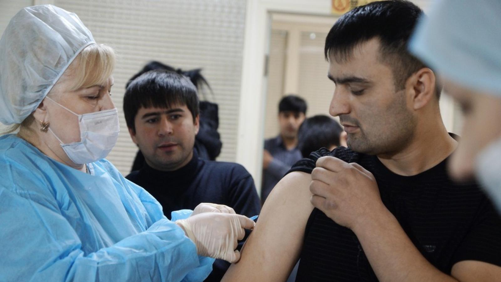 В Вологде иностранцев платно прививают от коронавируса