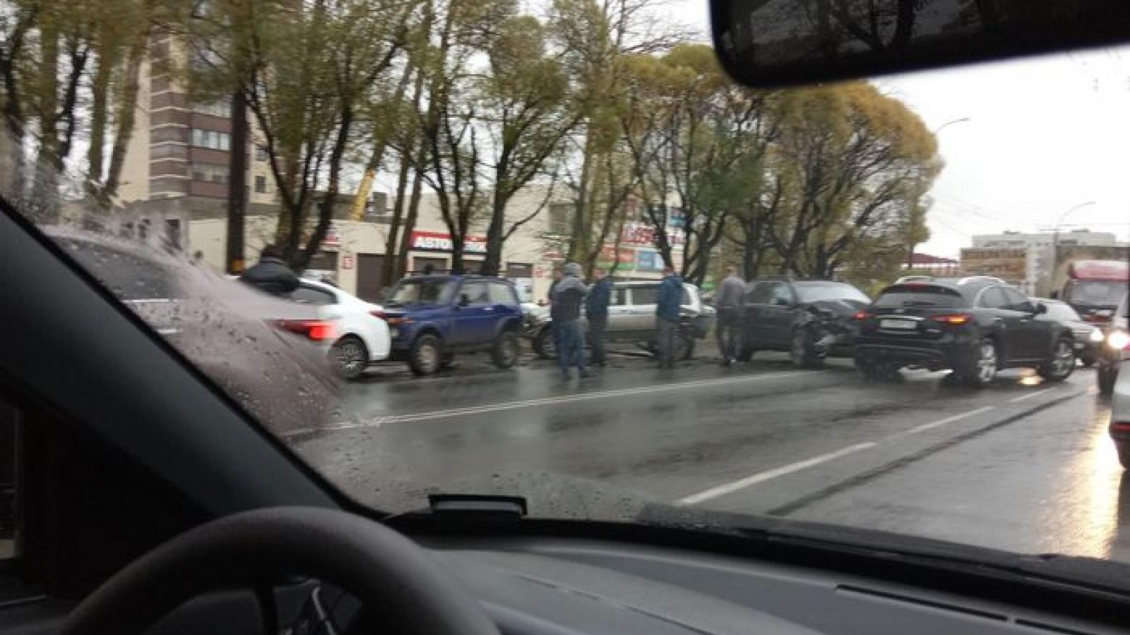 На Ленинградской столкнулись 7 машин