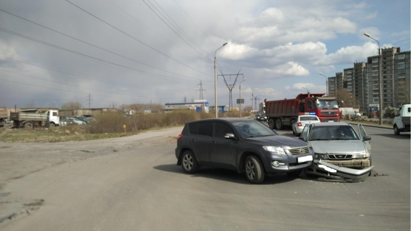 Две иномарки столкнулись на Северном шоссе в Череповце
