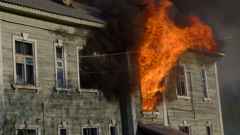 Во время пожара в одном из домов Вытегры пострадали шесть квартир