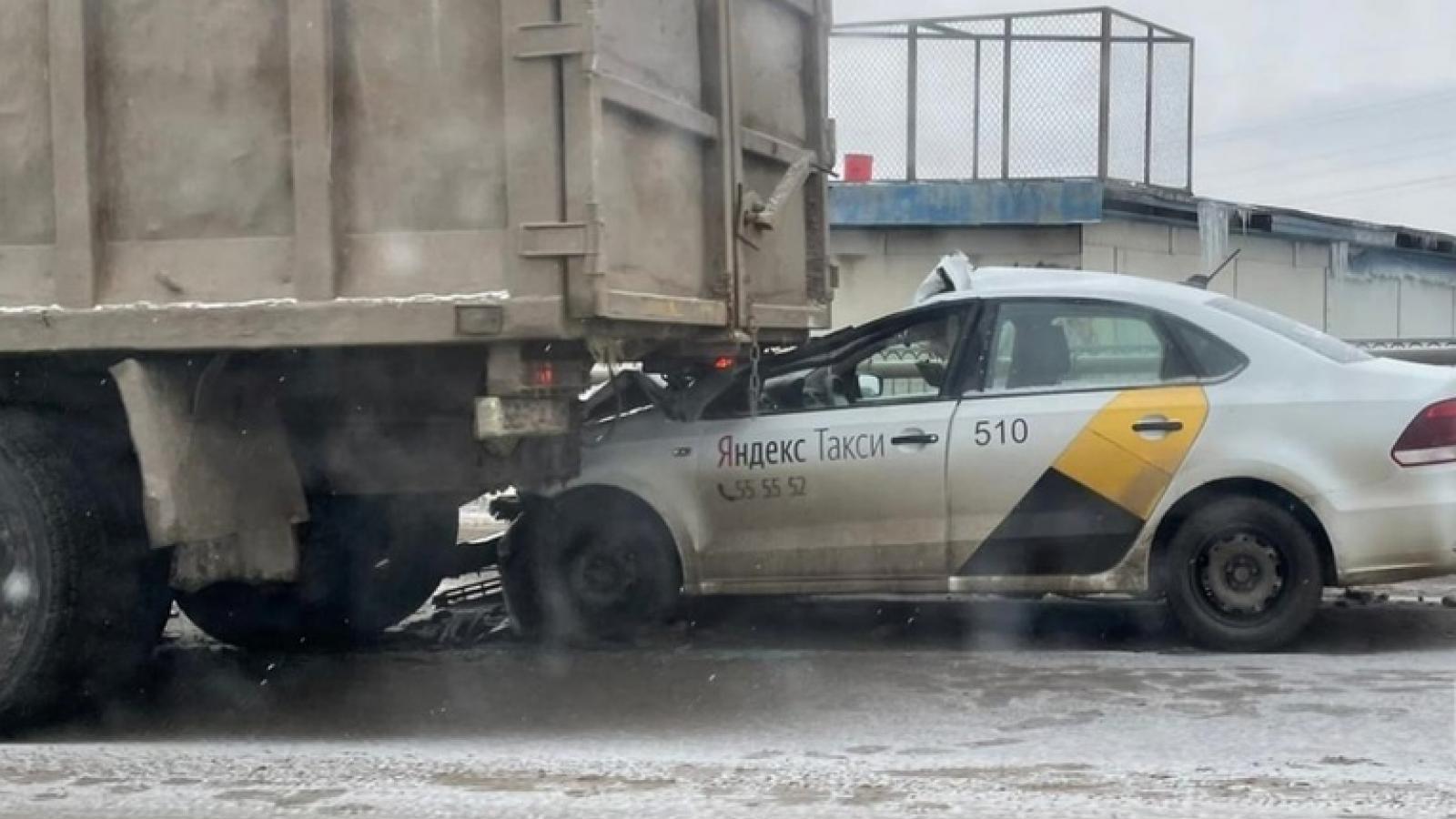 Автомобиль такси влетел под грузовик на мосту 800-летия