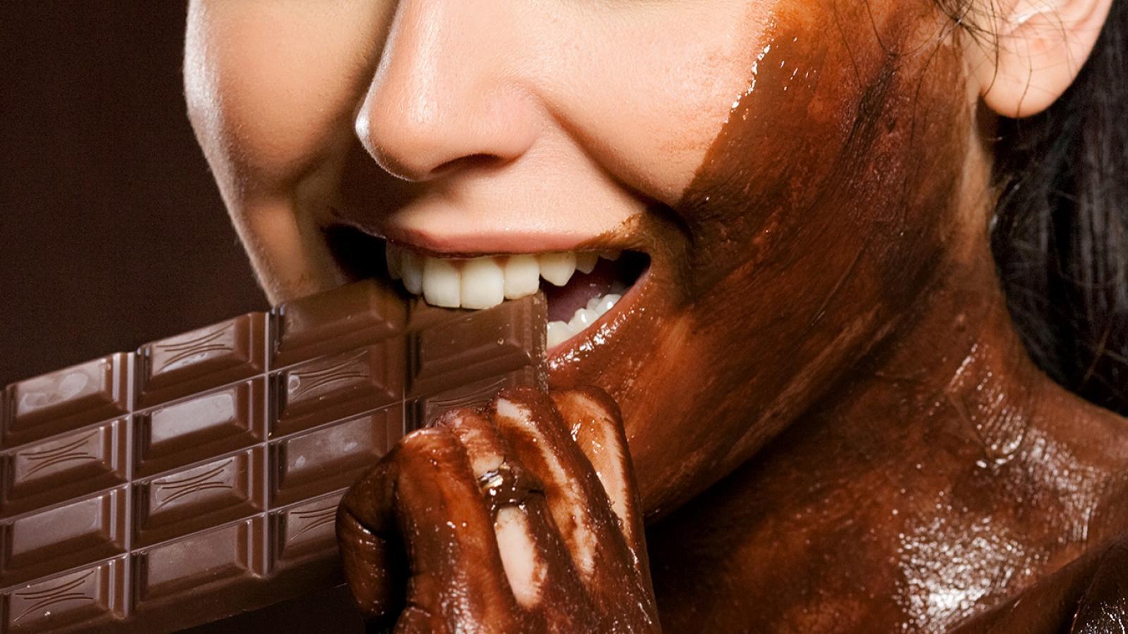 Песня лучше шоколада. Девушка на шоколадном фоне. Девушка в шоколаде. Девушка обмазанная шоколадом. Шоколад любовь.