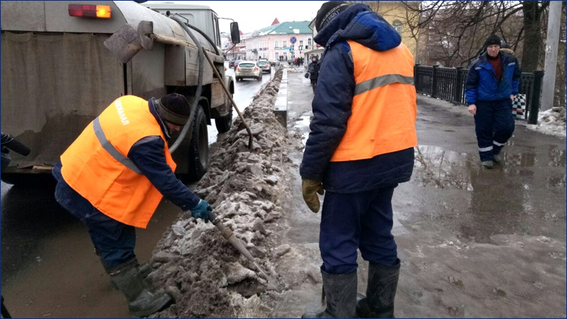 Коммунальщики ежедневно откачивают на улицах Вологды 45 кубометров талой воды 