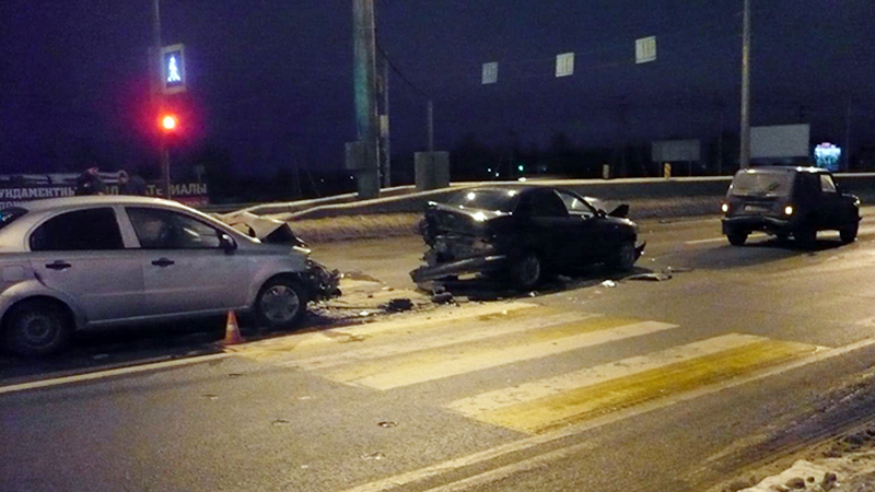 В аварии под Вологдой двух мужчин зажало между автомобилями