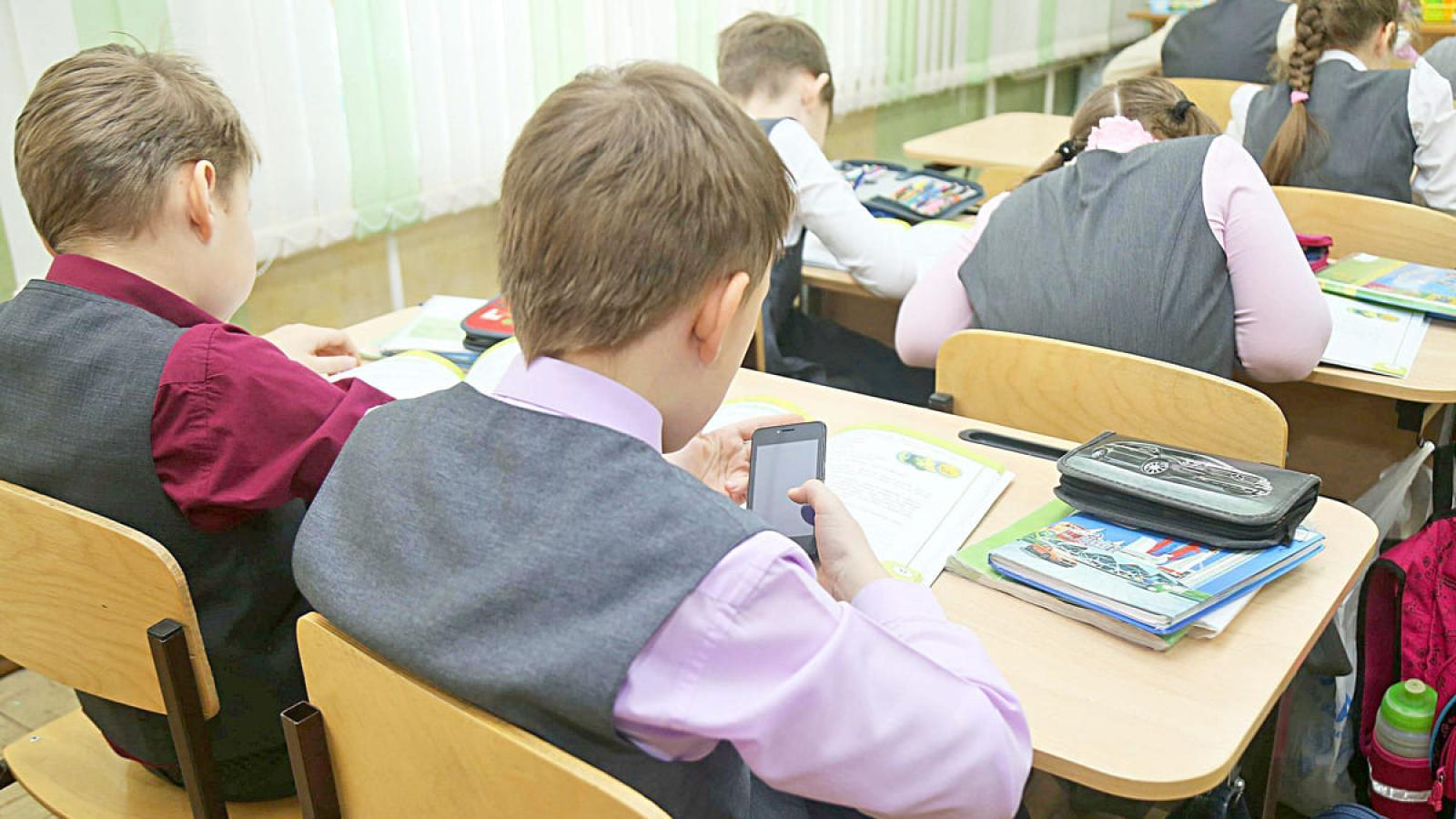 Госдума приняла закон о запрете телефонов в школах