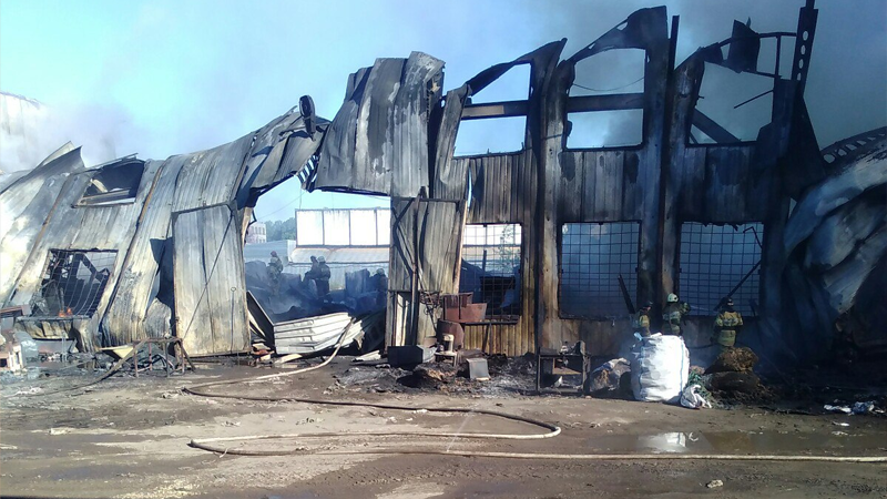 Крупный склад полиэтиленовой пленки сгорел в Вологде
