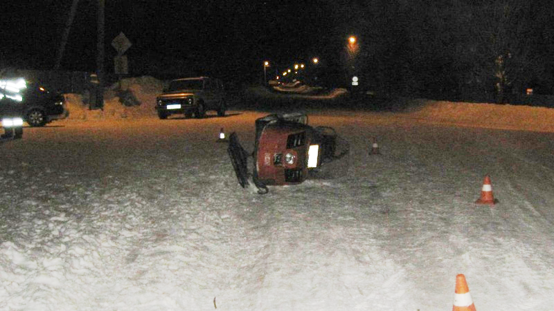 В селе Липин Бор пьяный мужчина опрокинулся на снегоходе и пробил височную кость