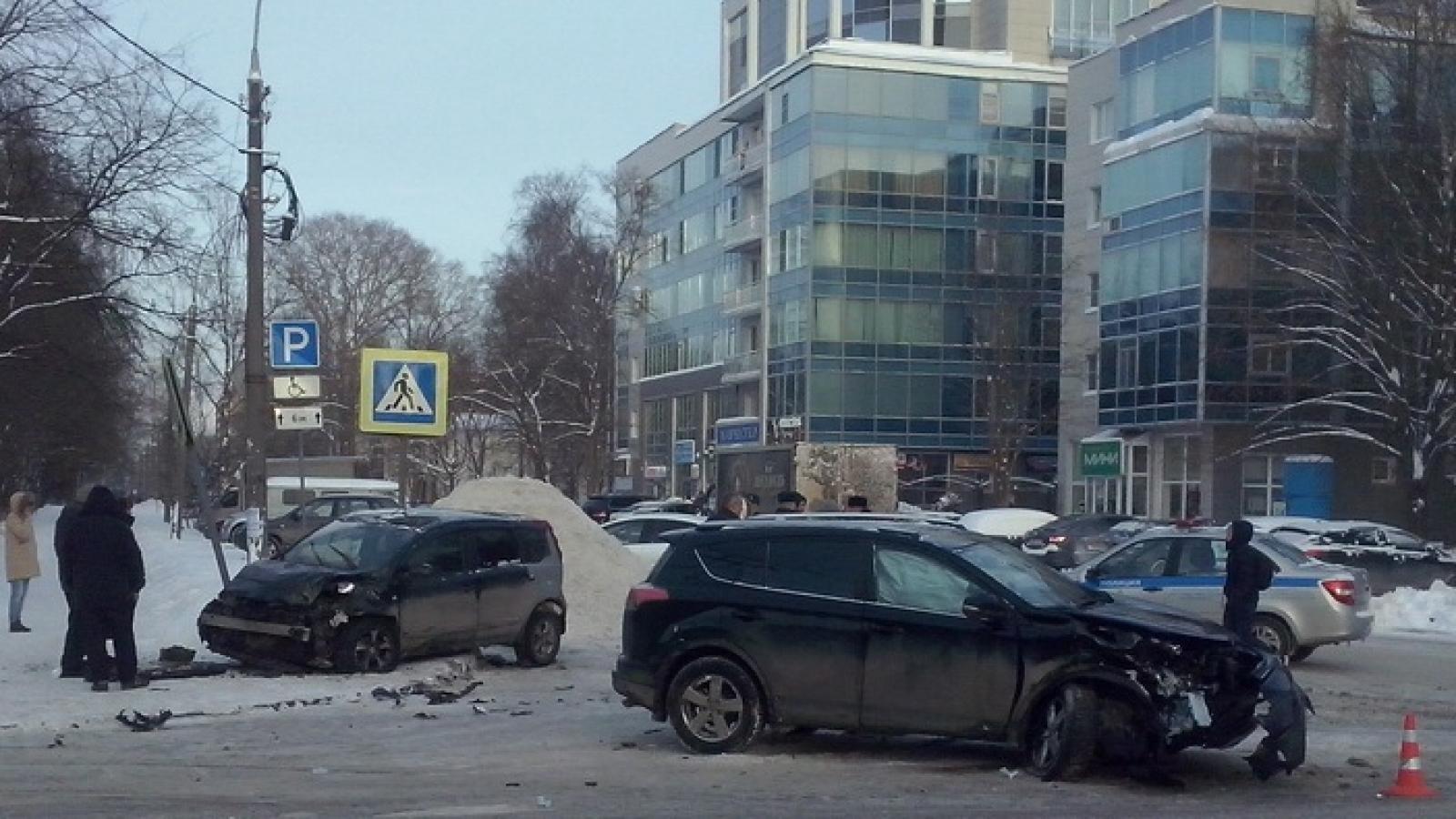 ДТП в Вологде: иномарку вынесло на тротуар