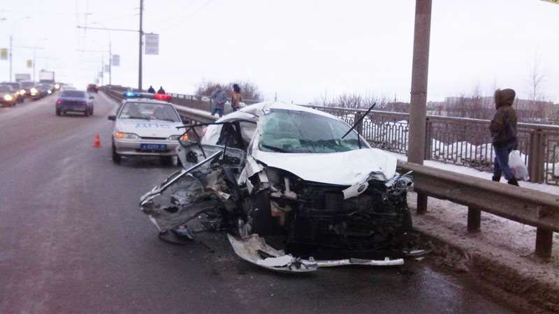 Вчера четыре автомобиля столкнулись на Ленинградском мосту