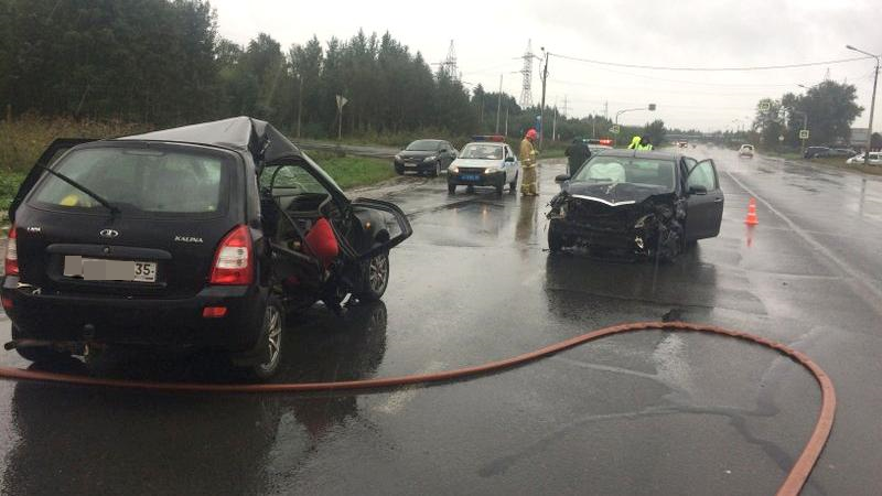Водители легковушек, столкнувшихся в Череповце, получили серьезные травмы