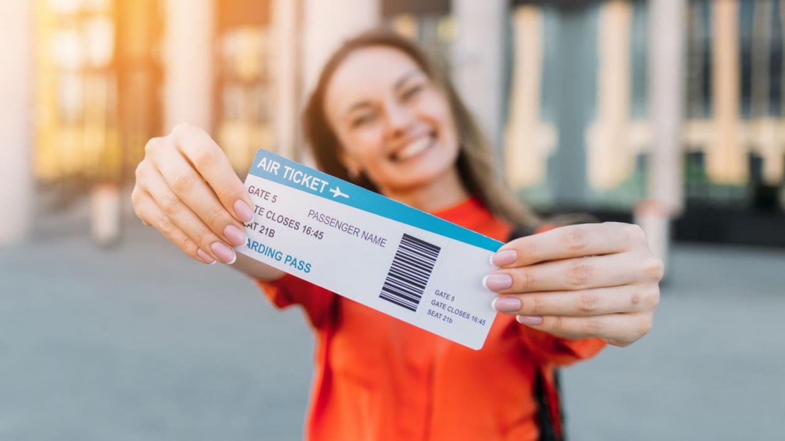 В аэропорту можно купить билет на самолет. Билет в руке. Авиабилеты в руках. Девушка с билетом в руках. Девушка держит билет.