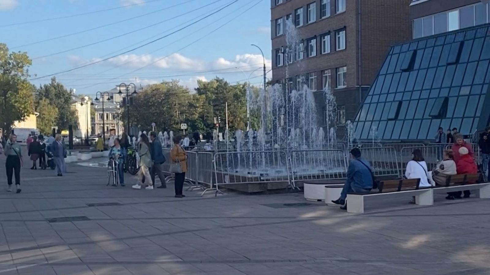 Новый фонтан у ЦУМа пришлось оградить забором