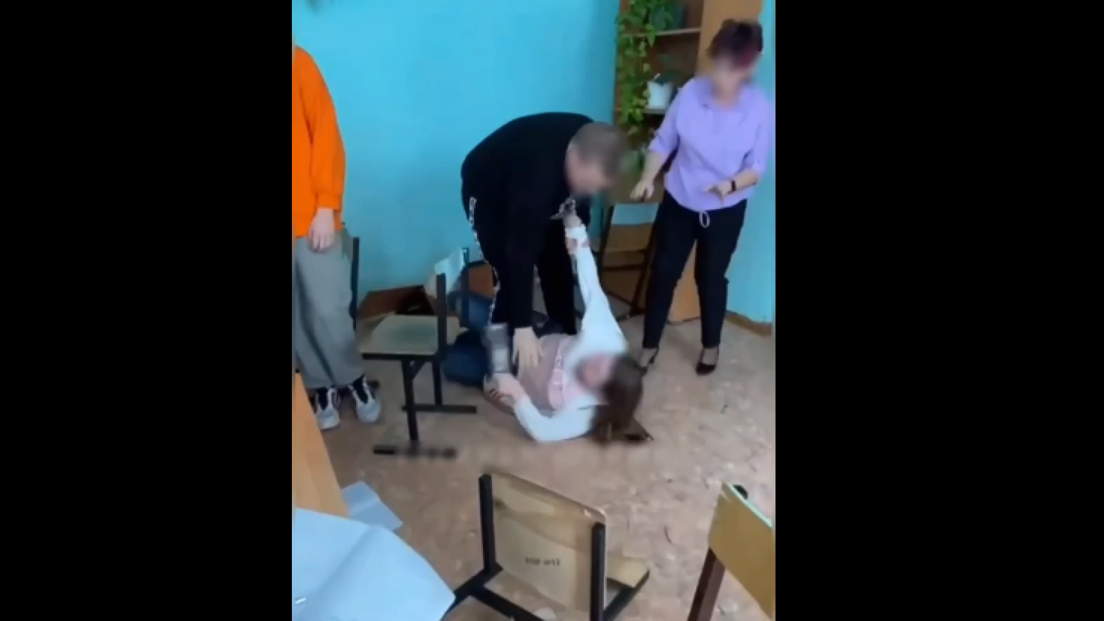 Пьяная школьница пришла на уроки в Череповце