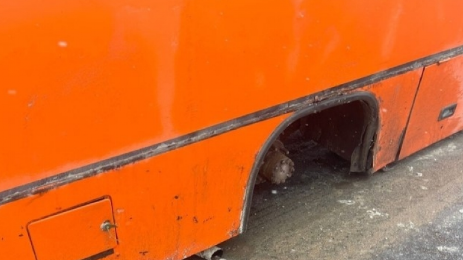 Под Вологдой у автобуса на ходу отвалились колёса